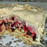 Бисквитена торта Снежната кралица - с кисело мляко и плодове, ще ви накара да се влюбите във вкуса й!