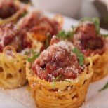 Сложете спагети, кайма и доматен сос във форма за мъфини и вижте резултата (ВИДЕО)