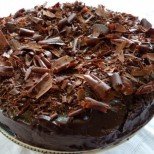 За любителите на лесните десерти: бишкотена торта Изкушение. Без печене и без много въртене в кухнята.