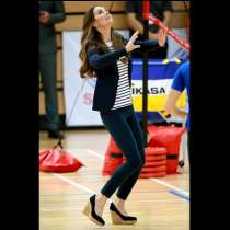 Кейт Мидълтън играе волейбол благотворително на високи токчета - Видео