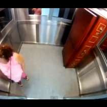 Мътвец се съживи в асансьор!-Видео