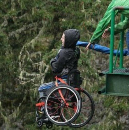 Парализирано момче скочи с бънджи с инвалидната си количка!