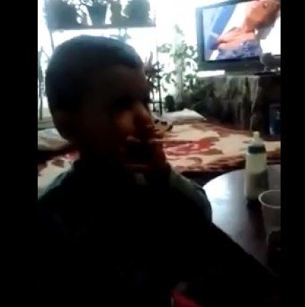 Шокиращо видео на майка, която насърчава 3-4-годишните си деца, да пушат цигари и пият кафе!