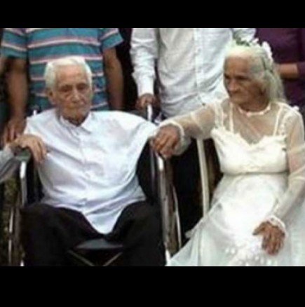 Жена на 99 г. и мъж на 103 г се венчаха!