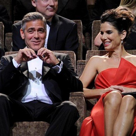 Сандра Бълок скочи в басейна на Джордж Клуни