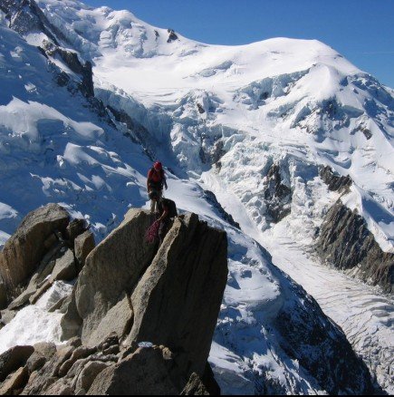 Млад алпинист откри скъпоценни камъни в ледник