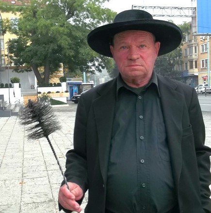Пожеланията на един пловдивски коминочистач: "Мислете за щастие, не мислете за грижи"