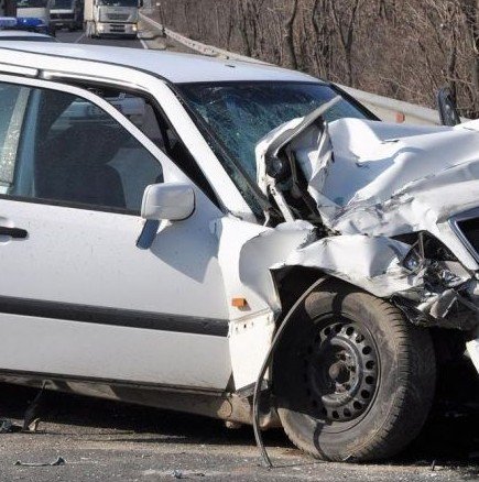 Шофьор с 3,04 промила алкохол, катастрофира с двете си деца в колата