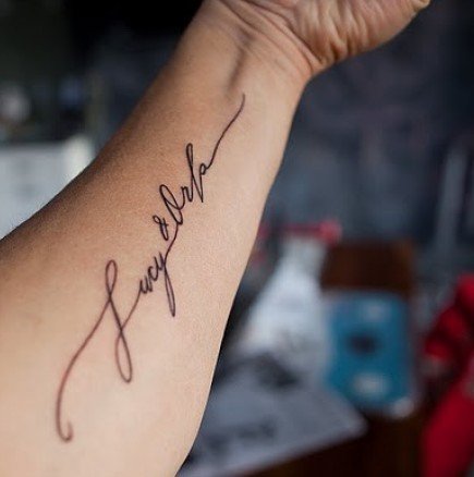 Полицай намери изгубеното си семейство благодарение на татуировка на ръката си