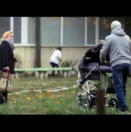 Лора Крумова излезе на първата си разходка с бебето -Снимки