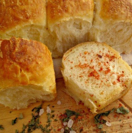 Чудно тесто за питки и хлебчета -  коричката е хрупкава, а сърцевината - пухкава и въздушна