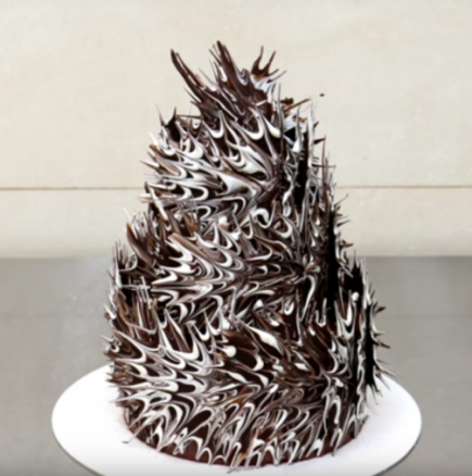 Вижте как да направите от тортата истински шедьовър само с помощта на малко шоколад и много въображение (ВИДЕО)