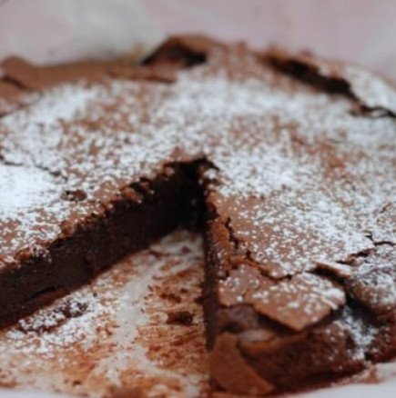 Няма съмнение: тази феноменална шоколадова торта ще ви стане любима - само 2 съставки и ще сте в рая!