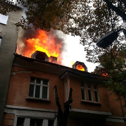 Сграда в центъра на столицата е обгърната в пламъци!