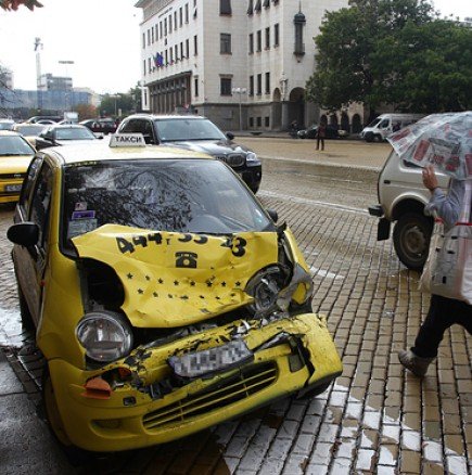 Тежка катастрофа в центъра на София - джип и такси се сблъскаха!