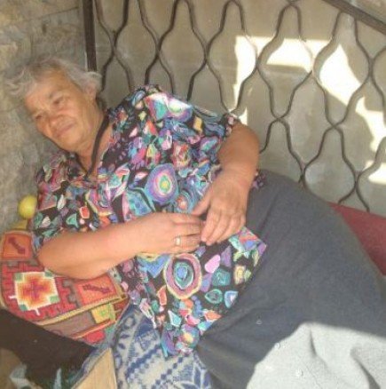 Възрастна жена живее на дървена пейка в тясна ниша без елементарни условия