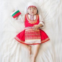 Защо облякоха корейско бебе в българска носия