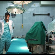 Това е хирургът, обявен за най-секси доктор на света-Снимки
