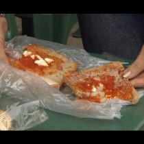 Ето как изглежда една закуска в стола на училището в Гърция, Италия и България. Какво ще кажете? (снимки)