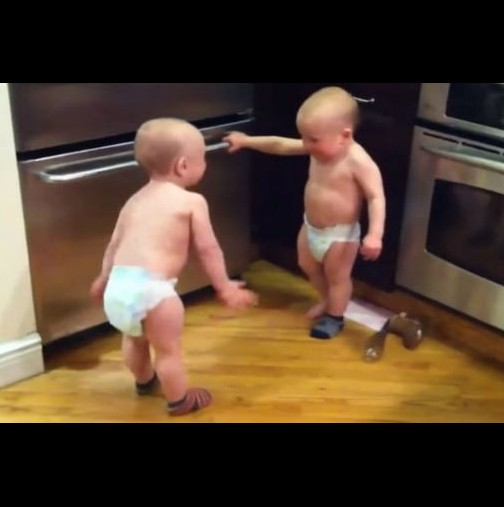 Единият брат близнак забелязал, че другият губи чорап! И реакцията му е изумителна