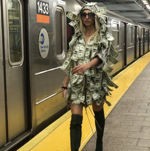 Моделка на "Плейбой" се пусна в метрото по рокля от банкноти, приканвайки всеки да си вземе и ето какво се случи