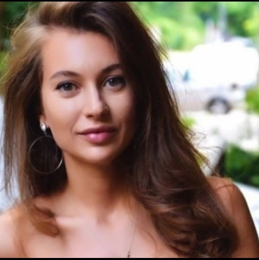 Новата рокля на Никол Станкулова от чувал за боклук  