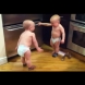 Единият брат близнак забелязал, че другият губи чорап! И реакцията му е изумителна