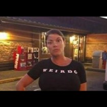 Бременна жена беше изхвърлена от ресторант заради ризата, която носеше (Снимка)