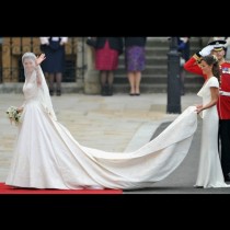 Коя е по-красива? Втората рокля на Кейт Мидълтън, която не стигна до олтара (Снимка)