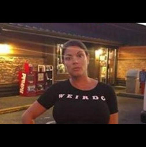 Бременна жена беше изхвърлена от ресторант заради ризата, която носеше (Снимка)