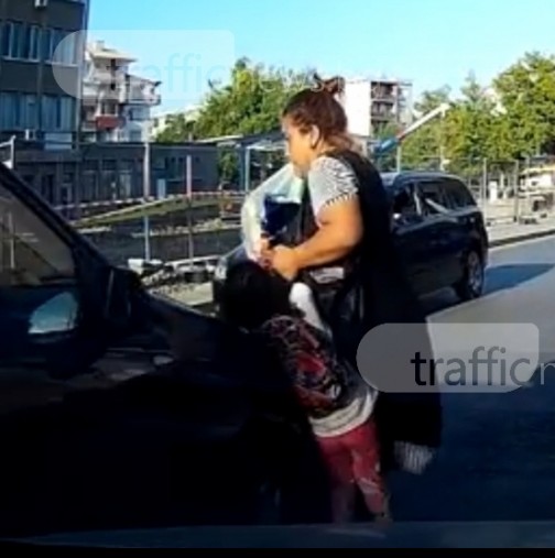 Кола блъска невнимателна майка с дете, докато говори по телефона в Пловдив
