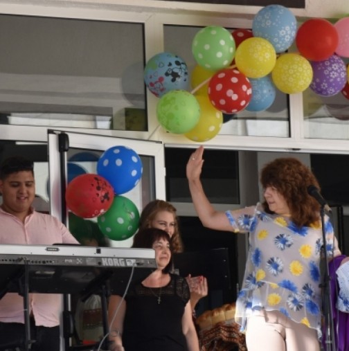 Лавина от реакции и възмущение: Ето в коя българска гимназия вместо химн, децата пеят Азис на първия учебен ден!