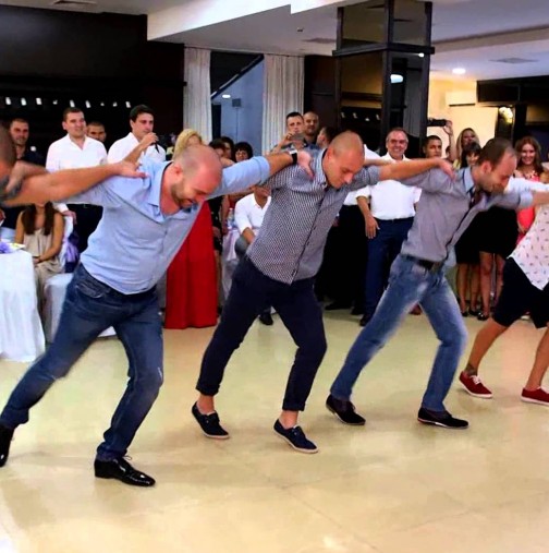 Тези момчета направиха истински фурор с танца, които изпълниха на сватбата на Цвети от Враца (видео)