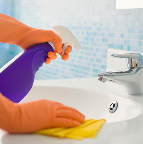 По-ефективно от всеки друг химикал: Почистете тоалетната с тази смес и ще блесне за минути!