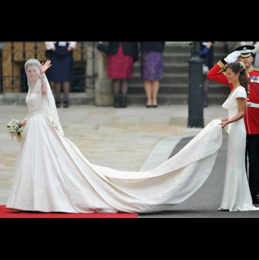 Коя е по-красива? Втората рокля на Кейт Мидълтън, която не стигна до олтара (Снимка)