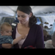 Тя се качи в самолета с ревящо бебе, но вместо да я гледат на кръв, всички се радваха и имаше защо! 