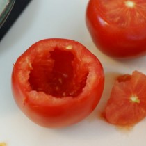 Вчера взех един домат и го издълбах, след това го напълних с тази смес, каква вечеря си спретнахме за чудо и приказ