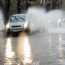 Жълт код за обилни валежи е в сила за тези 12 области