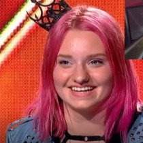Тя е с най- шантавата визия в X Factor, но извън екрана няма да я познаете (снимка)