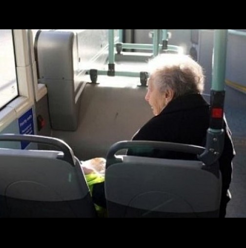 Старата баба засрами любопитно момиче в претъпкан автобус