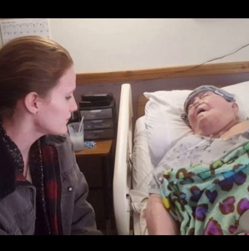 Медицинската сестра седеше до бабата, която умираше: Не знаеше, че я е снимат през цялото време - Вижте какво прави
