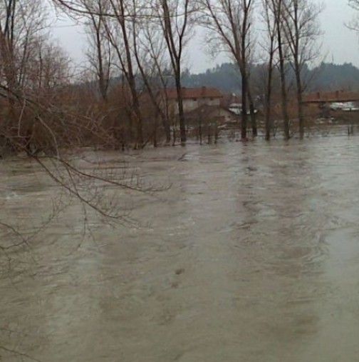 От последните минути:Бедстващи села, водата зелива пътищата:„Водата приижда отвскъде, нещо страшно е. Вече нямаме сили"