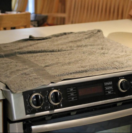 Това го научих от баба- ето защо винаги слагам кърпа върху печката за 15 минути, ефекта поразително чиста и сияеща печка