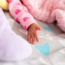 Тя е бебето-чудо: Историята на най-недоносеното бебе в света, което стана на 3 годинки