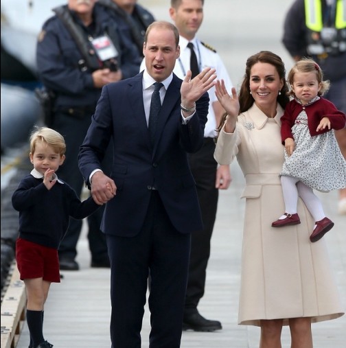 Двойна радост за кралското семейство обиколи цяла Англия