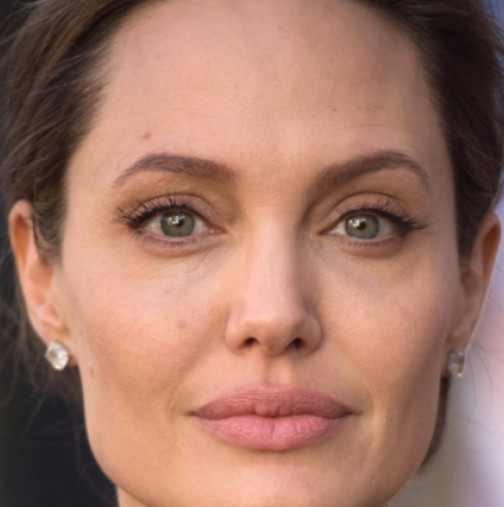 Анджелина Джоли притесни всички с краката, които извади, феновете й направо изтръпнаха от тази снимка