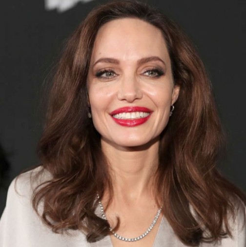 Анджелина Джоли направи фурор със сребърната рокля, ушита то любимата дизайнерка на Кейт Мидълтън