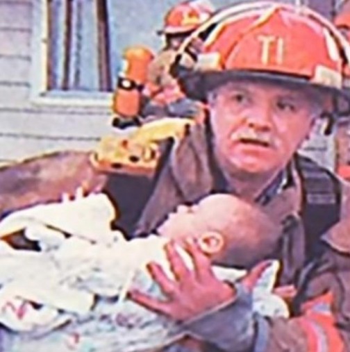 Пожарникар спасил бебе от изгаряща къща, а след 17 години се случило нещо прекрасно (Видео)