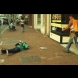 Той падна от скейтборда на земята, а един човек му помогна да стане-Това, което се случи по-късно беше неочаквано!