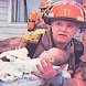 Пожарникар спасил бебе от изгаряща къща, а след 17 години се случило нещо прекрасно (Видео)